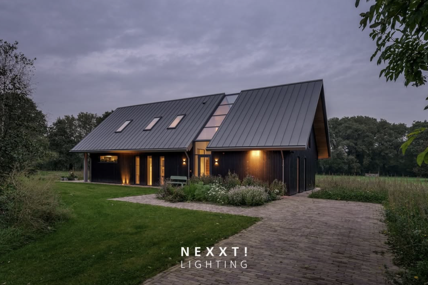 Nexxt! Lighting, Villa Putten in de schemering met sfeervolle buiten- en binnenverlichting